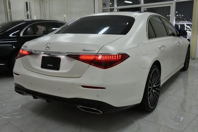 Used Mercedes-Benz S-Class 580 4MATIC VII (W223), 4.0 l, 2022 in Sharjah by Alfaris Used Cars, White color. Other | AUTO.AE