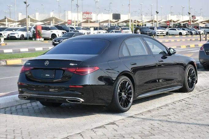 Подержанный Mercedes-Benz S-Class 580 4MATIC VII (W223), 4.0 л, 2023 в Шардже от Alfaris Used Cars Черный цвет. Other | AUTO.AE