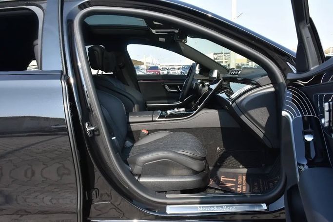 Подержанный Mercedes-Benz S-Class 580 4MATIC VII (W223), 4.0 л, 2023 в Шардже от Alfaris Used Cars Черный цвет. Other | AUTO.AE