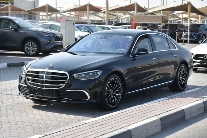 Used Mercedes-Benz S-Class 580 e 4MATIC VII (W223), 3.0 l, 2022 in Sharjah by Alfaris Used Cars, Black color. Other | AUTO.AE