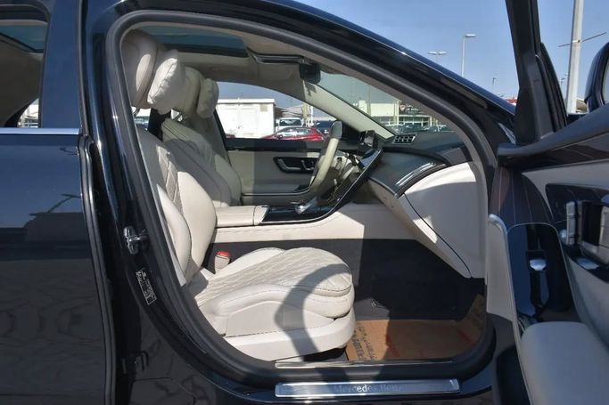 Used Mercedes-Benz S-Class 580 e 4MATIC VII (W223), 3.0 l, 2022 in Sharjah by Alfaris Used Cars, Black color. Other | AUTO.AE