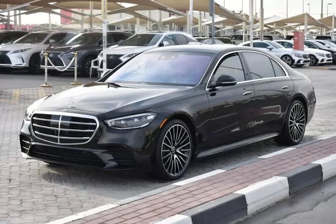 Подержанный Mercedes-Benz S-Class 580 4MATIC VII (W223), 4.0 л, 2022 в Шардже от Alfaris Used Cars Черный цвет. Other | AUTO.AE