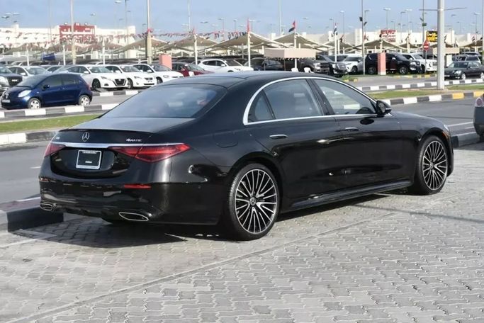 Подержанный Mercedes-Benz S-Class 580 4MATIC VII (W223), 4.0 л, 2022 в Шардже от Alfaris Used Cars Черный цвет. Other | AUTO.AE