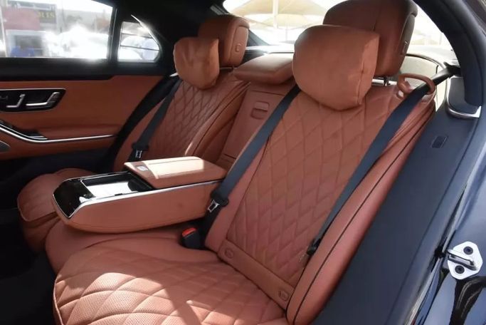 Подержанный Mercedes-Benz S-Class 580 4MATIC VII (W223), 4.0 л, 2022 в Шардже от Alfaris Used Cars Черный цвет. Other | AUTO.AE