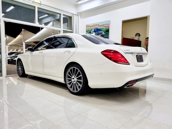 Подержанный Mercedes-Benz S-Class 550 VI (W222, C217), 4.7 л, 2015 в Шардже от Al Rukn Al Masie Used Cars Белый цвет. Японская | AUTO.AE