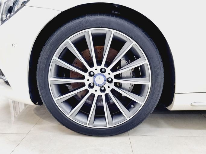 Подержанный Mercedes-Benz S-Class 550 VI (W222, C217), 4.7 л, 2015 в Шардже от Al Rukn Al Masie Used Cars Белый цвет. Японская | AUTO.AE