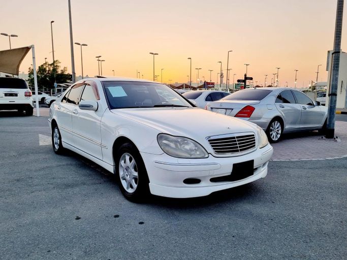 Подержанный Mercedes-Benz S-Class 320 IV (W220), 3.2 л, 2002 в Шардже от Al Rukn Al Masie Used Cars Белый цвет. Японская | AUTO.AE