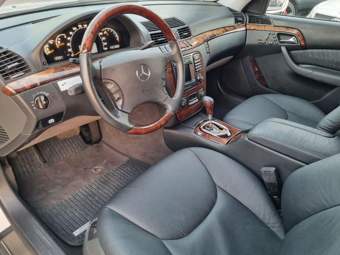 Подержанный Mercedes-Benz S-Class 320 IV (W220), 3.2 л, 2002 в Шардже от Al Rukn Al Masie Used Cars Белый цвет. Японская | AUTO.AE