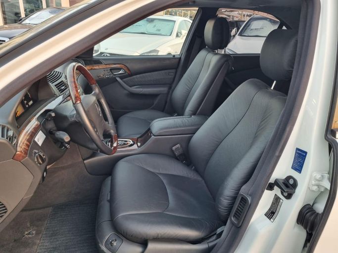 Подержанный Mercedes-Benz S-Class 320 IV (W220), 3.2 л, 2002 в Шардже от Al Rukn Al Masie Used Cars Белый цвет. Японская | AUTO.AE