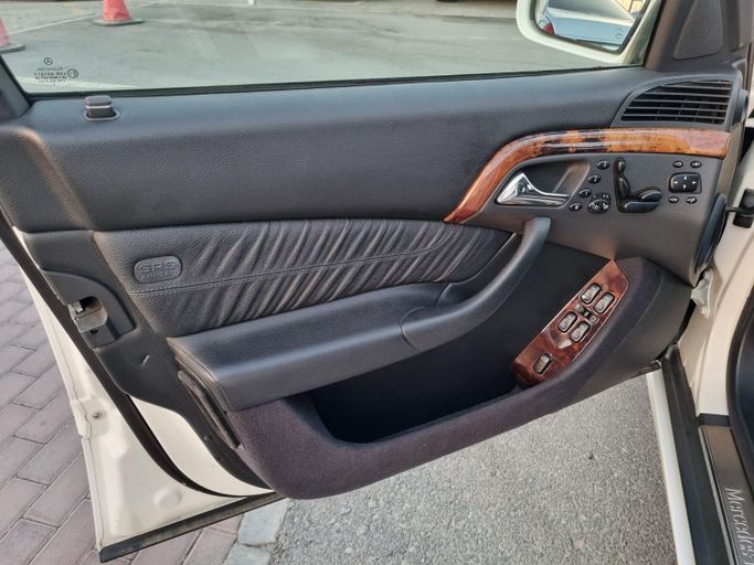 Подержанный Mercedes-Benz S-Class 320 IV (W220), 3.2 л, 2002 в Шардже от Al Rukn Al Masie Used Cars Белый цвет. Японская | AUTO.AE