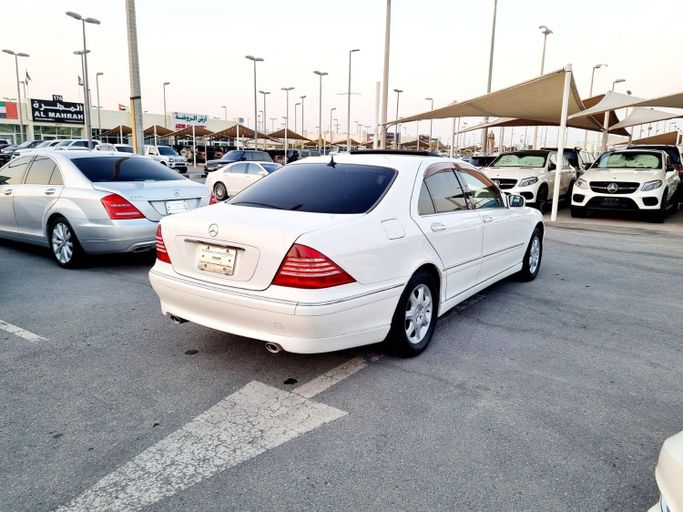 Подержанный Mercedes-Benz S-Class 320 IV (W220), 3.2 л, 2002 в Шардже от Al Rukn Al Masie Used Cars Белый цвет. Японская | AUTO.AE