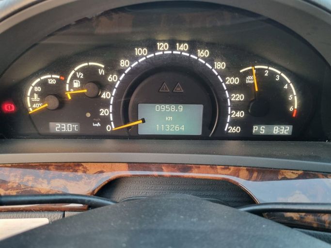 Подержанный Mercedes-Benz S-Class 320 IV (W220), 3.2 л, 2002 в Шардже от Al Rukn Al Masie Used Cars Белый цвет. Японская | AUTO.AE