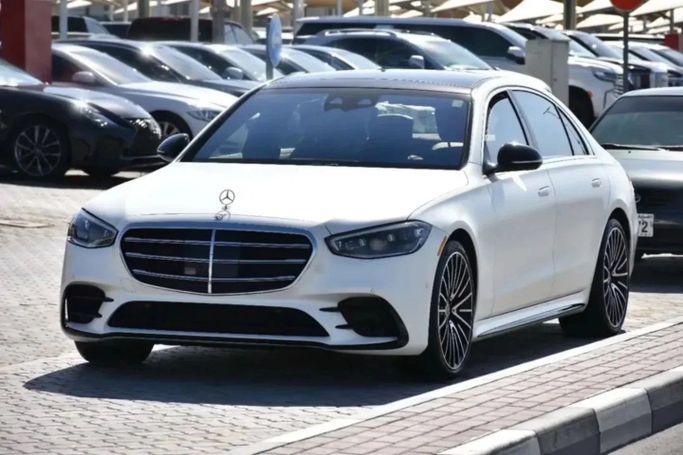 Подержанный Mercedes-Benz S-Class 580 4MATIC VII (W223), 4.0 л, 2022 в Шардже от Alfaris Used Cars Белый цвет. Other | AUTO.AE