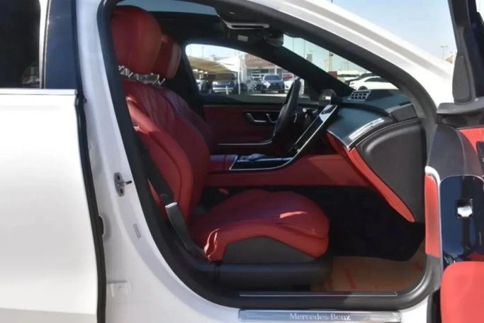 Подержанный Mercedes-Benz S-Class 580 4MATIC VII (W223), 4.0 л, 2022 в Шардже от Alfaris Used Cars Белый цвет. Other | AUTO.AE