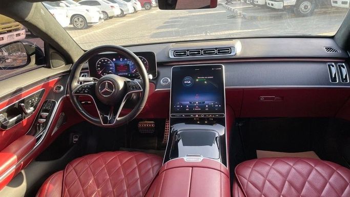 Подержанный Mercedes-Benz S-Class 580 4MATIC VII (W223), 4.0 л, 2022 в Шардже от Halla Cars Черный цвет. Американская | AUTO.AE