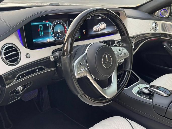 Подержанный Mercedes-Benz S-Class 560 VI (W222, C217) Рестайлинг, 4.0 л, 2019 в Шардже от Al Nukhba Al Malakyah Used Cars Серый цвет. Американская | AUTO.AE