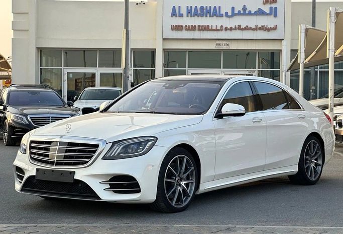 Подержанный Mercedes-Benz S-Class 560 VI (W222, C217) Рестайлинг, 4.0 л, 2018 в Шардже от Al Hashal Used Cars Белый цвет. GCC | AUTO.AE