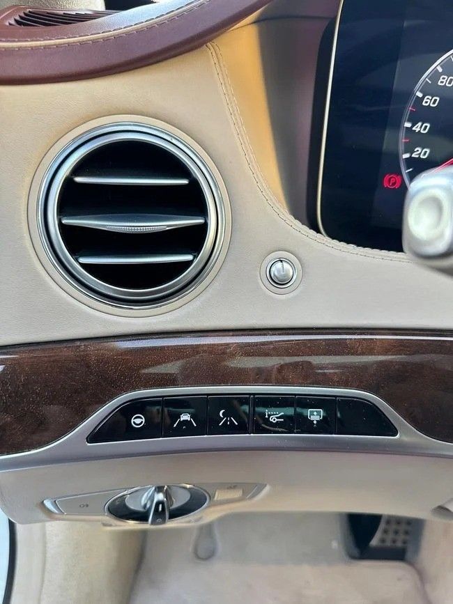 Подержанный Mercedes-Benz S-Class 560 VI (W222, C217) Рестайлинг, 4.0 л, 2018 в Шардже от Al Hashal Used Cars Белый цвет. GCC | AUTO.AE