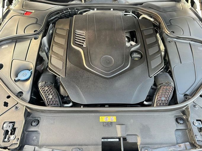 Подержанный Mercedes-Benz S-Class 560 VI (W222, C217) Рестайлинг, 4.0 л, 2018 в Шардже от Al Hashal Used Cars Белый цвет. GCC | AUTO.AE