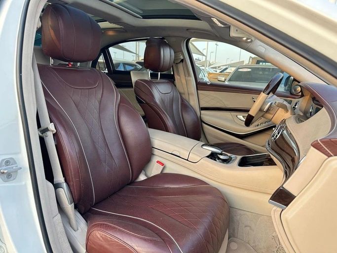 Подержанный Mercedes-Benz S-Class 560 VI (W222, C217) Рестайлинг, 4.0 л, 2018 в Шардже от Al Hashal Used Cars Белый цвет. GCC | AUTO.AE