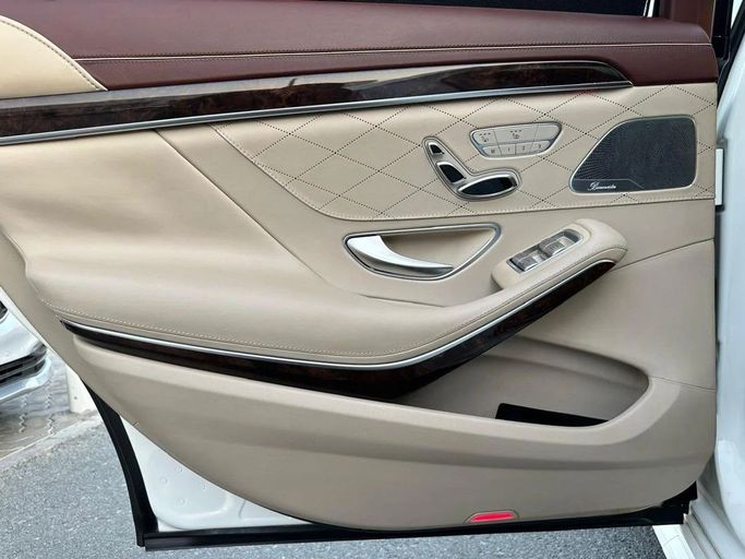 Подержанный Mercedes-Benz S-Class 560 VI (W222, C217) Рестайлинг, 4.0 л, 2018 в Шардже от Al Hashal Used Cars Белый цвет. GCC | AUTO.AE