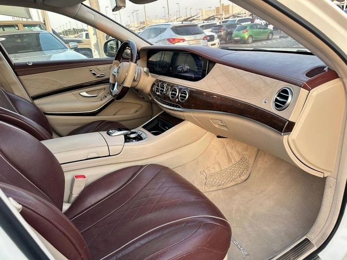 Подержанный Mercedes-Benz S-Class 560 VI (W222, C217) Рестайлинг, 4.0 л, 2018 в Шардже от Al Hashal Used Cars Белый цвет. GCC | AUTO.AE