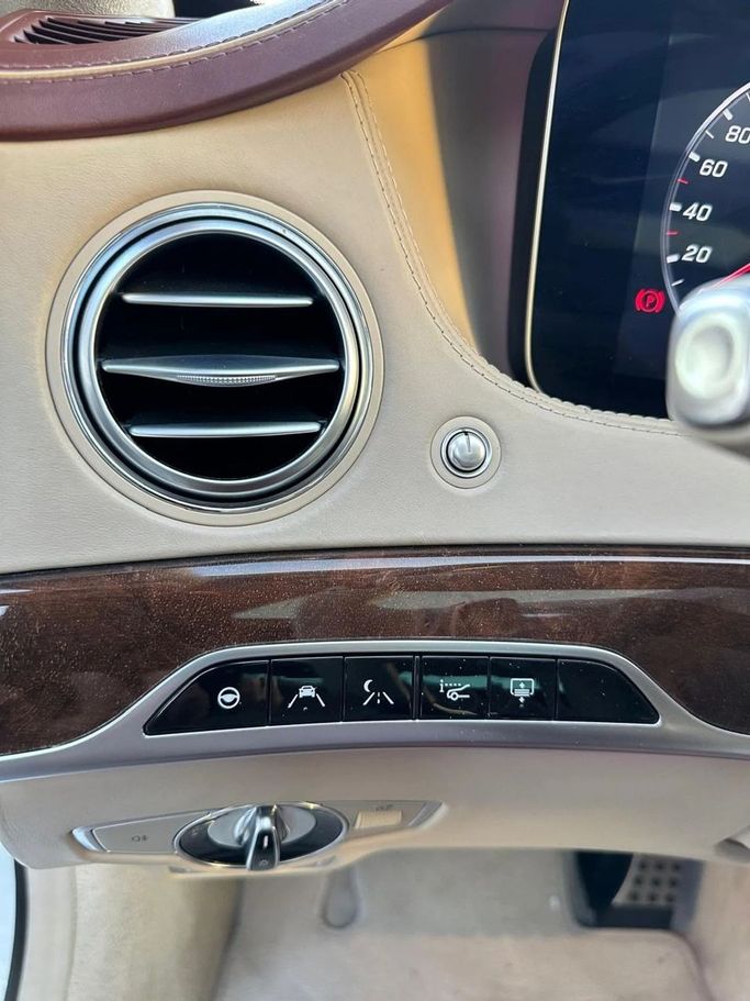 Подержанный Mercedes-Benz S-Class 560 VI (W222, C217) Рестайлинг, 4.0 л, 2018 в Шардже от Al Hashal Used Cars Белый цвет. GCC | AUTO.AE