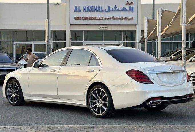 Подержанный Mercedes-Benz S-Class 560 VI (W222, C217) Рестайлинг, 4.0 л, 2018 в Шардже от Al Hashal Used Cars Белый цвет. GCC | AUTO.AE
