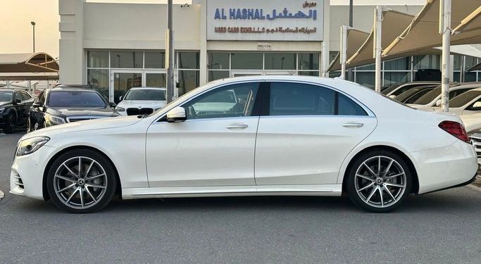 Подержанный Mercedes-Benz S-Class 560 VI (W222, C217) Рестайлинг, 4.0 л, 2018 в Шардже от Al Hashal Used Cars Белый цвет. GCC | AUTO.AE
