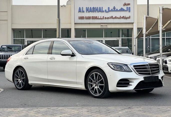 Подержанный Mercedes-Benz S-Class 560 VI (W222, C217) Рестайлинг, 4.0 л, 2018 в Шардже от Al Hashal Used Cars Белый цвет. GCC | AUTO.AE