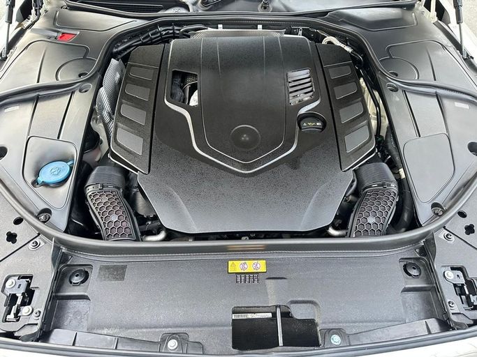 Подержанный Mercedes-Benz S-Class 560 VI (W222, C217) Рестайлинг, 4.0 л, 2018 в Шардже от Al Hashal Used Cars Белый цвет. GCC | AUTO.AE