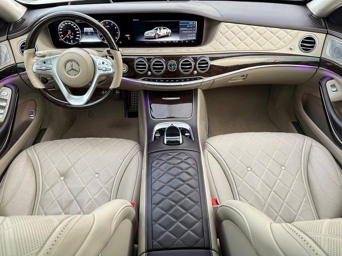 Подержанный Mercedes-Benz S-Class 560 VI (W222, C217) Рестайлинг, 4.0 л, 2018 в Шардже от Al Hashal Used Cars Белый цвет. GCC | AUTO.AE