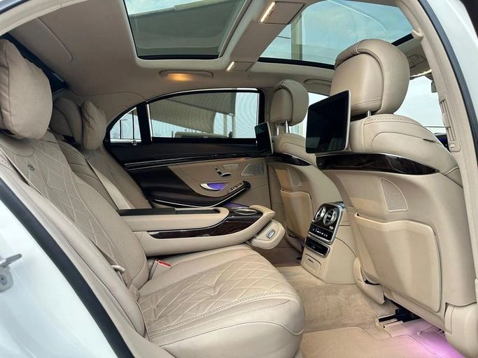 Подержанный Mercedes-Benz S-Class 560 VI (W222, C217) Рестайлинг, 4.0 л, 2018 в Шардже от Al Hashal Used Cars Белый цвет. GCC | AUTO.AE