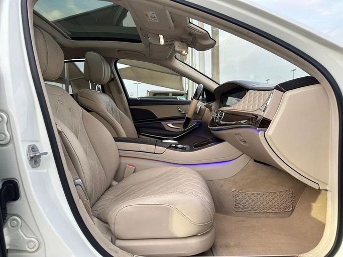 Подержанный Mercedes-Benz S-Class 560 VI (W222, C217) Рестайлинг, 4.0 л, 2018 в Шардже от Al Hashal Used Cars Белый цвет. GCC | AUTO.AE