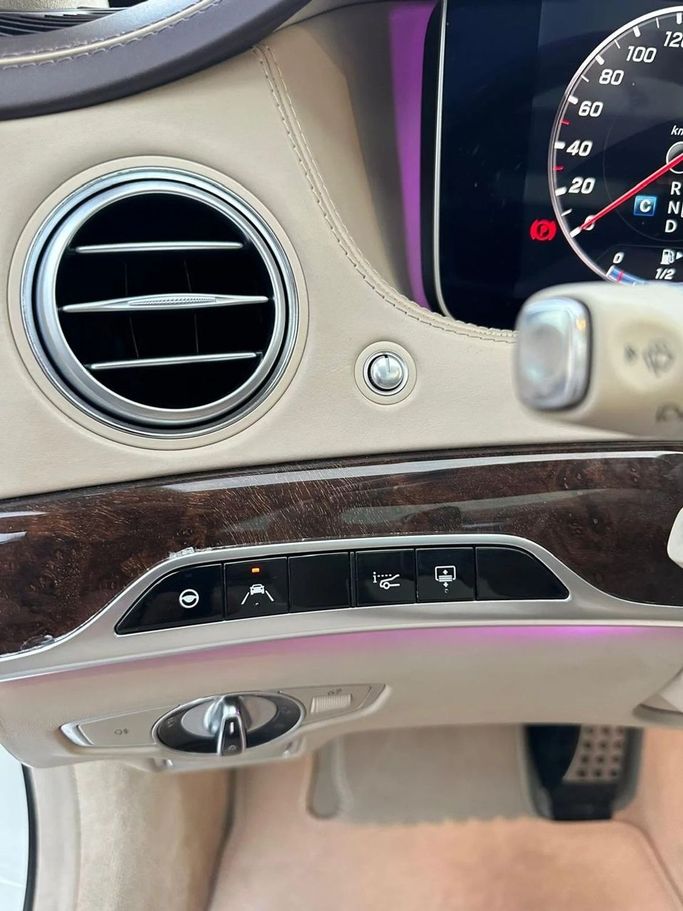 Подержанный Mercedes-Benz S-Class 560 VI (W222, C217) Рестайлинг, 4.0 л, 2018 в Шардже от Al Hashal Used Cars Белый цвет. GCC | AUTO.AE