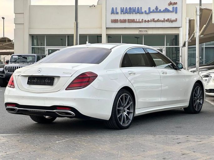 Подержанный Mercedes-Benz S-Class 560 VI (W222, C217) Рестайлинг, 4.0 л, 2018 в Шардже от Al Hashal Used Cars Белый цвет. GCC | AUTO.AE