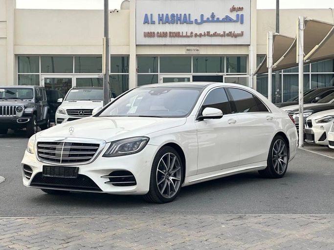 Подержанный Mercedes-Benz S-Class 560 VI (W222, C217) Рестайлинг, 4.0 л, 2020 в Шардже от Al Hashal Used Cars Белый цвет. GCC | AUTO.AE