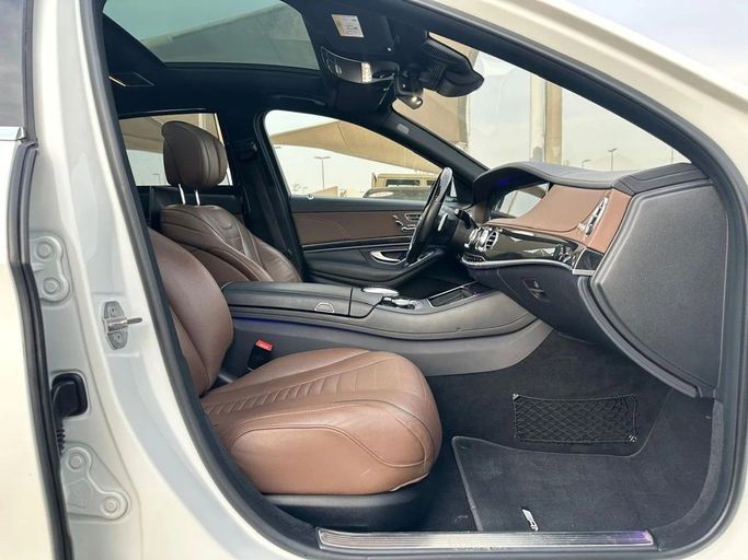 Подержанный Mercedes-Benz S-Class 560 VI (W222, C217) Рестайлинг, 4.0 л, 2020 в Шардже от Al Hashal Used Cars Белый цвет. GCC | AUTO.AE