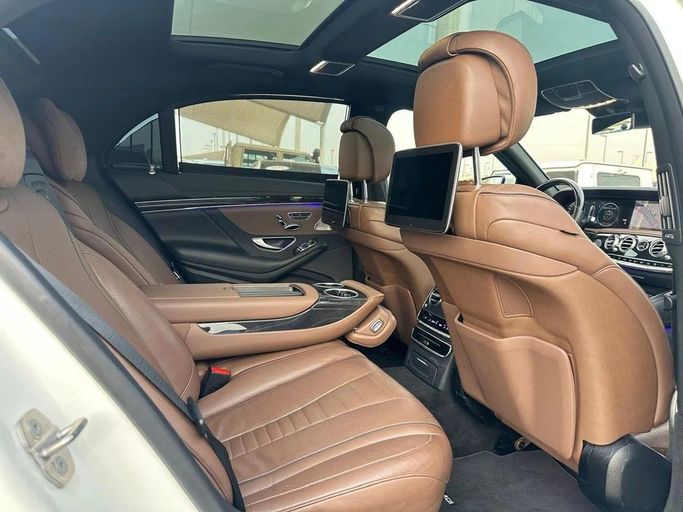Подержанный Mercedes-Benz S-Class 560 VI (W222, C217) Рестайлинг, 4.0 л, 2020 в Шардже от Al Hashal Used Cars Белый цвет. GCC | AUTO.AE