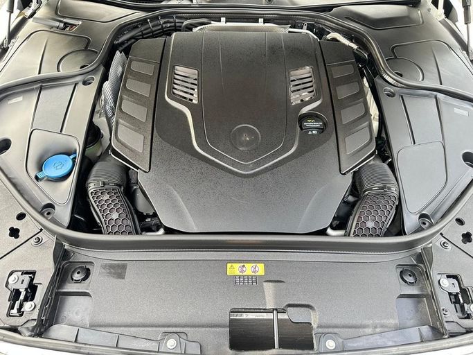 Подержанный Mercedes-Benz S-Class 560 VI (W222, C217) Рестайлинг, 4.0 л, 2020 в Шардже от Al Hashal Used Cars Белый цвет. GCC | AUTO.AE