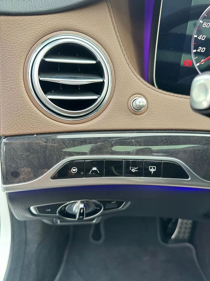 Подержанный Mercedes-Benz S-Class 560 VI (W222, C217) Рестайлинг, 4.0 л, 2020 в Шардже от Al Hashal Used Cars Белый цвет. GCC | AUTO.AE