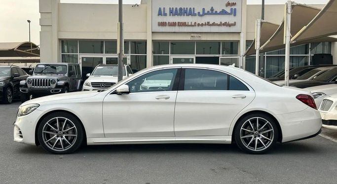 Подержанный Mercedes-Benz S-Class 560 VI (W222, C217) Рестайлинг, 4.0 л, 2020 в Шардже от Al Hashal Used Cars Белый цвет. GCC | AUTO.AE