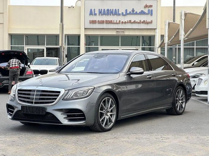 Подержанный Mercedes-Benz S-Class 560 VI (W222, C217) Рестайлинг, 4.0 л, 2018 в Шардже от Al Hashal Used Cars Серебристый цвет. GCC | AUTO.AE