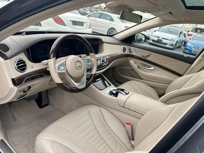 Подержанный Mercedes-Benz S-Class 560 VI (W222, C217) Рестайлинг, 4.0 л, 2018 в Шардже от Al Hashal Used Cars Серебристый цвет. GCC | AUTO.AE