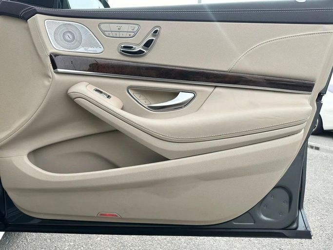 Подержанный Mercedes-Benz S-Class 560 VI (W222, C217) Рестайлинг, 4.0 л, 2018 в Шардже от Al Hashal Used Cars Серебристый цвет. GCC | AUTO.AE