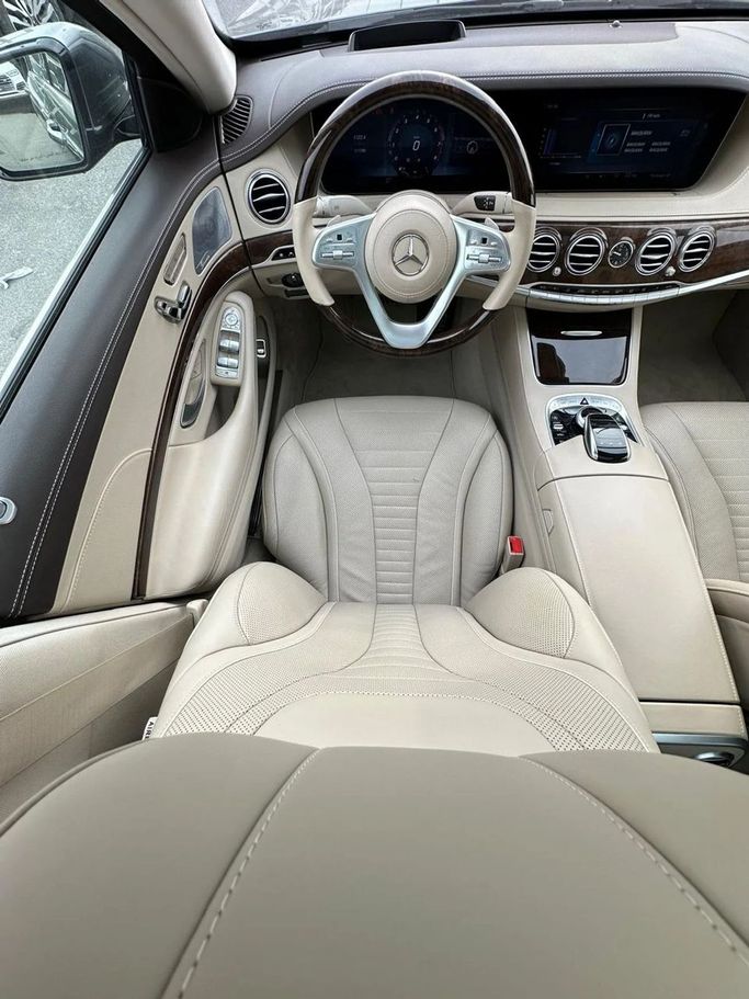 Подержанный Mercedes-Benz S-Class 560 VI (W222, C217) Рестайлинг, 4.0 л, 2018 в Шардже от Al Hashal Used Cars Серебристый цвет. GCC | AUTO.AE