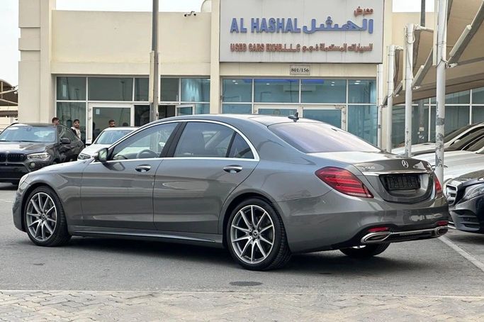 Подержанный Mercedes-Benz S-Class 560 VI (W222, C217) Рестайлинг, 4.0 л, 2018 в Шардже от Al Hashal Used Cars Серебристый цвет. GCC | AUTO.AE
