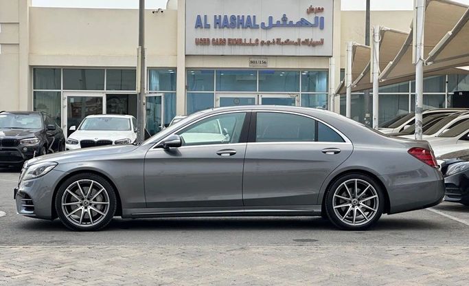 Подержанный Mercedes-Benz S-Class 560 VI (W222, C217) Рестайлинг, 4.0 л, 2018 в Шардже от Al Hashal Used Cars Серебристый цвет. GCC | AUTO.AE
