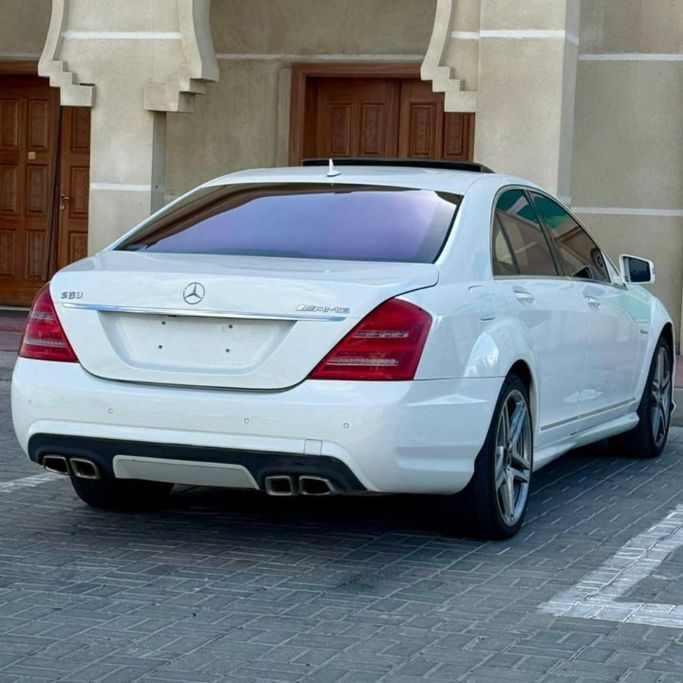 Подержанный Mercedes-Benz S-Class 500 V (W221), 5.5 л, 2009 в Шардже от Sarmad Cars Белый цвет. Японская | AUTO.AE