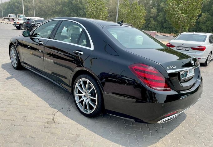 Used Mercedes-Benz S-Class 450 4MATIC VII (W223), 3.0 l, 2020 in Sharjah by DCB Cars, Black color. GCC Specs | AUTO.AE